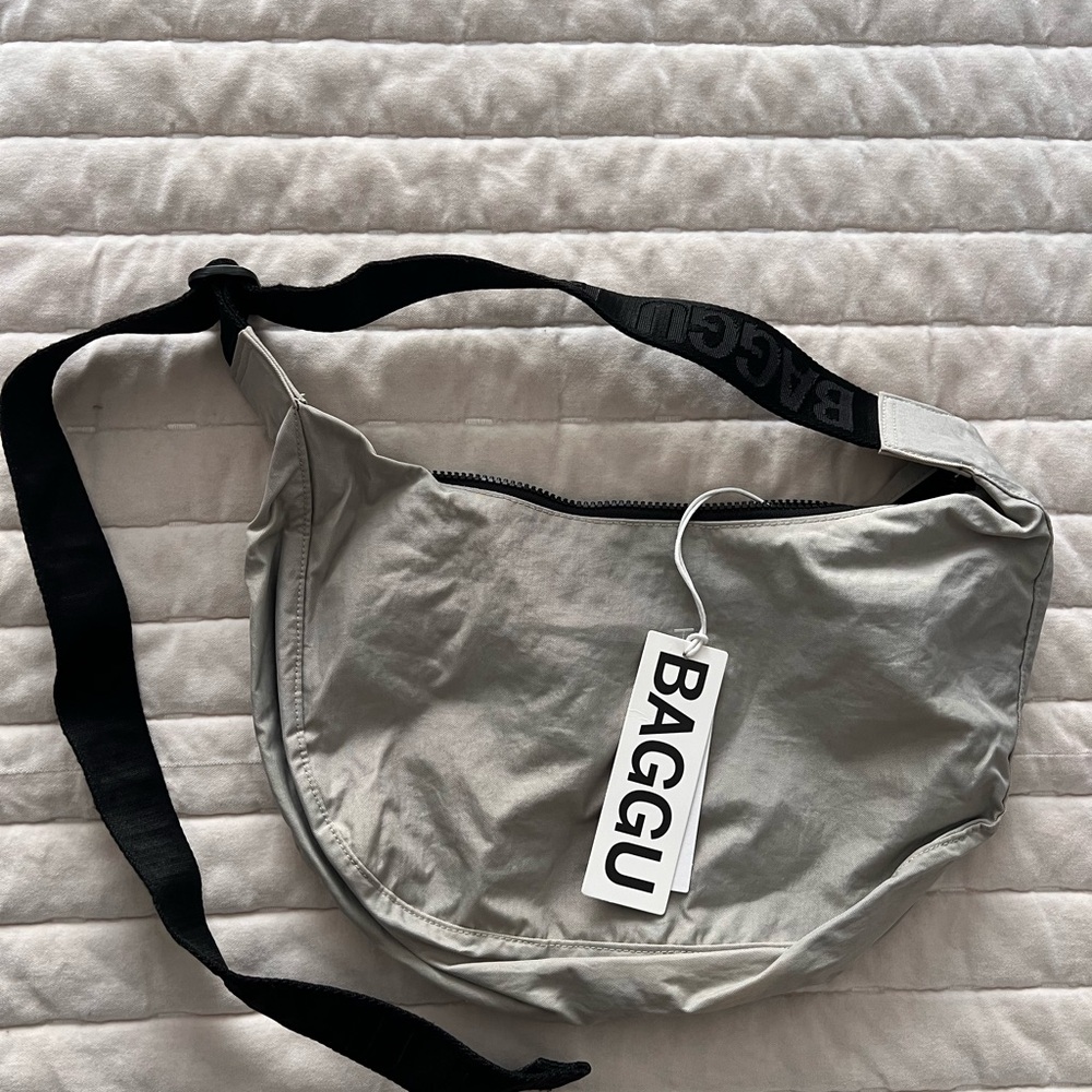 BAGGU X UO Grey Crescent Crossbody Bag - Picture 2 of 5
